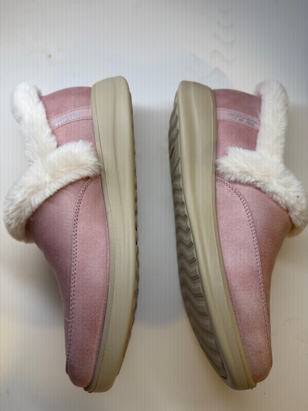 Skechers comfortable cozy slipper shoe in pink with white fur size 10 - Picture 6 of 16